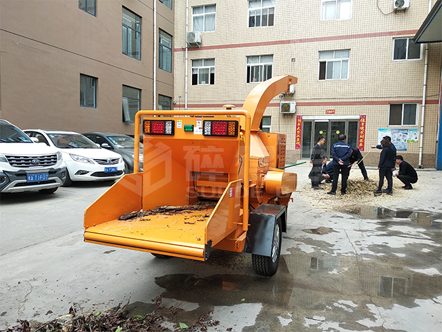 樹(shù)枝粉碎機(jī)實(shí)現(xiàn)了廢物利用的目